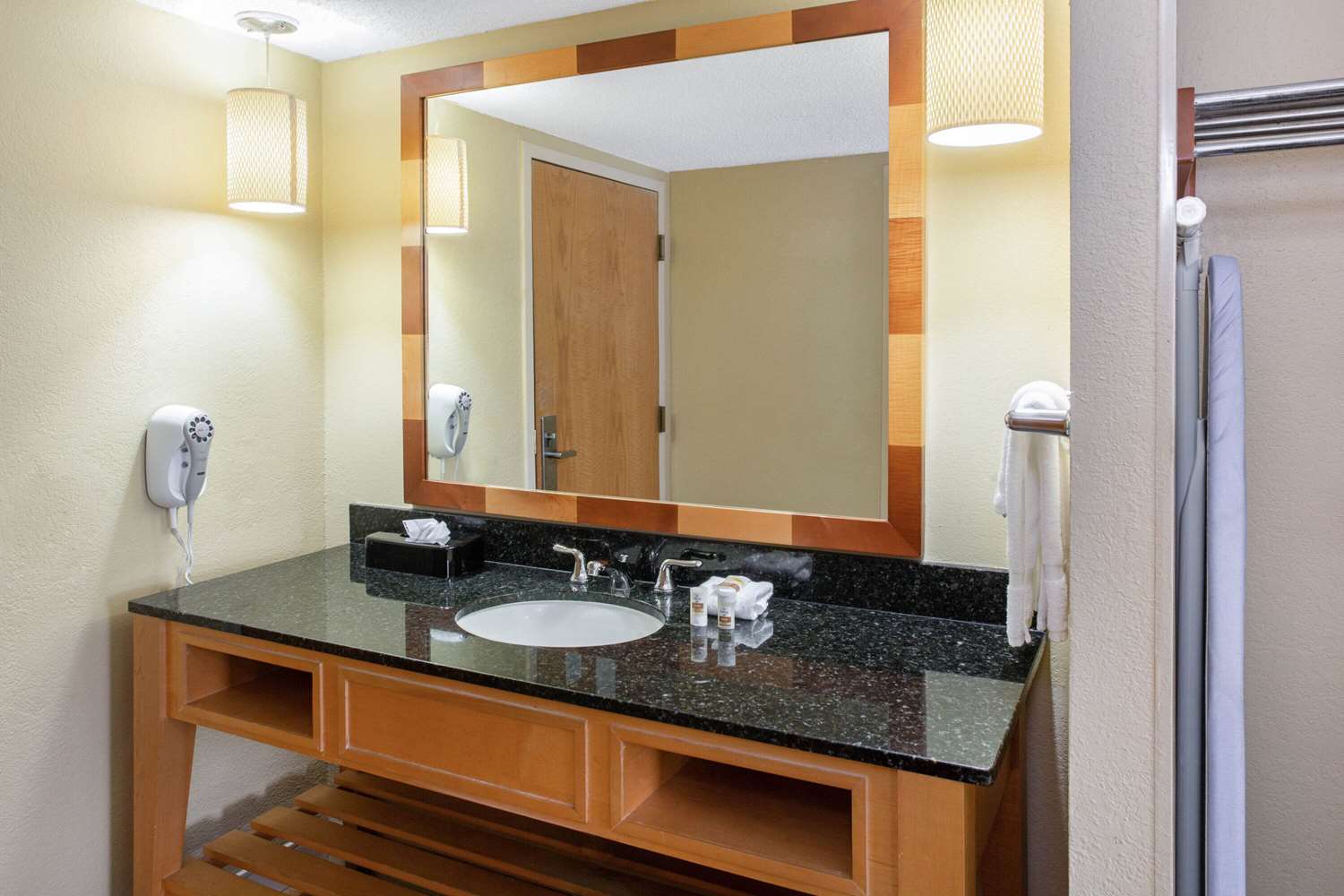 La Quinta Inn & Suites by Wyndham Sarasota Downtown 49/52