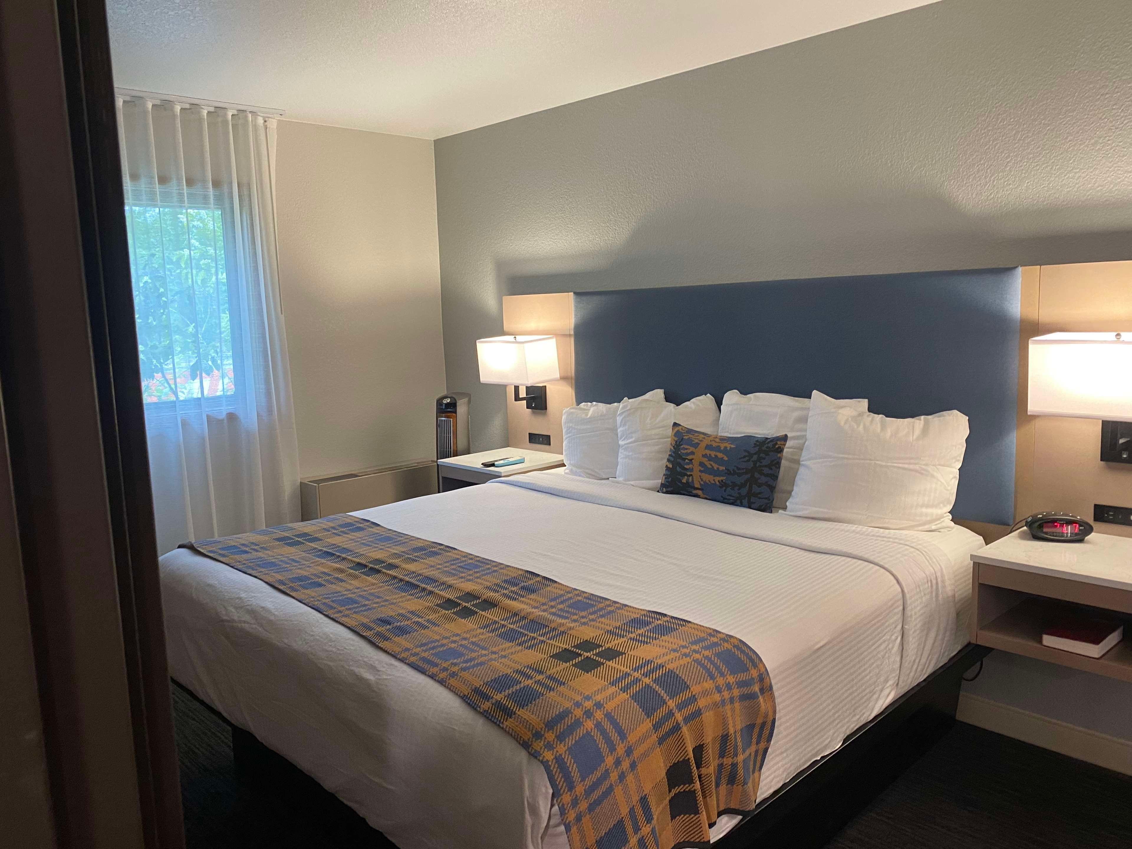 Room, King Bed, Best Western Lake Lucille Inn 2/4