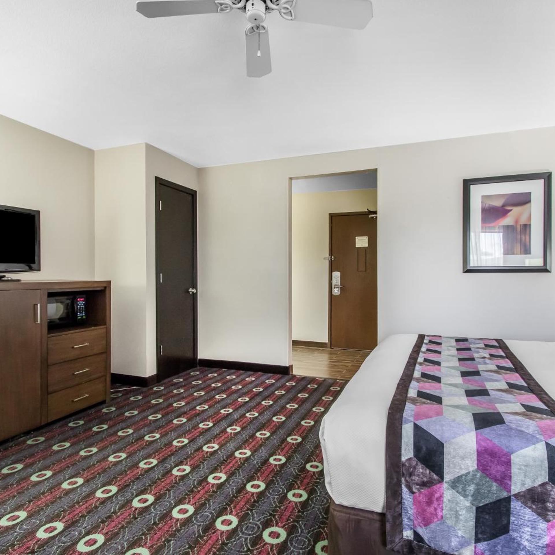 جناح بسرير كينج مع أريكة، Comfort Inn Tulsa Midtown 6/6