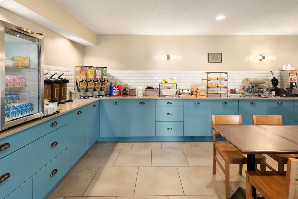 Country Inn & Suites by Radisson, Chippewa Falls, WI 13/25