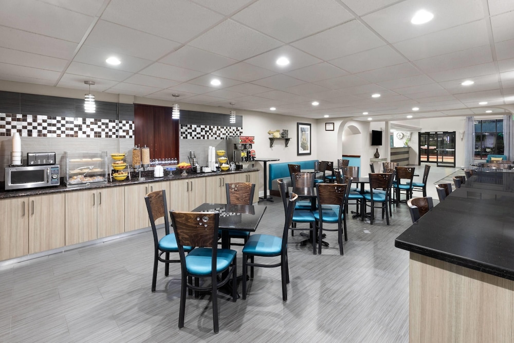 Days Inn & Suites by Wyndham Sam Houston Tollway 35/50