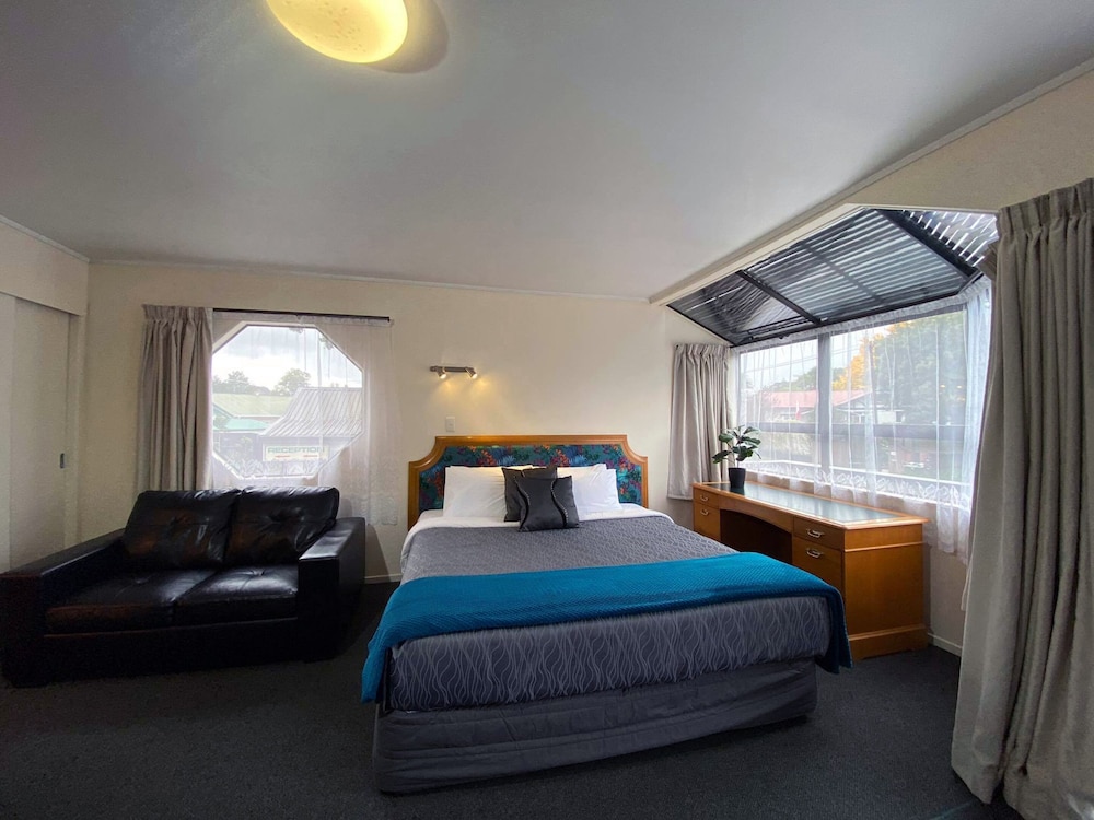 Pembrooke Motor Lodge, Whangarei 5/29