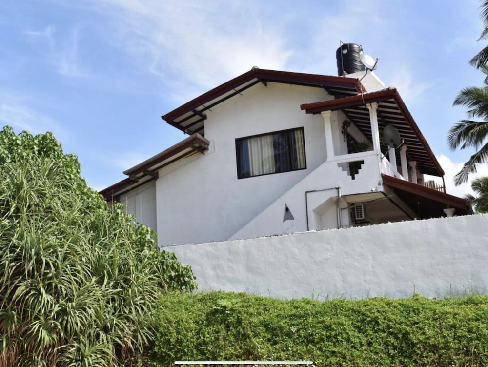 Ashens Beach House 40/50