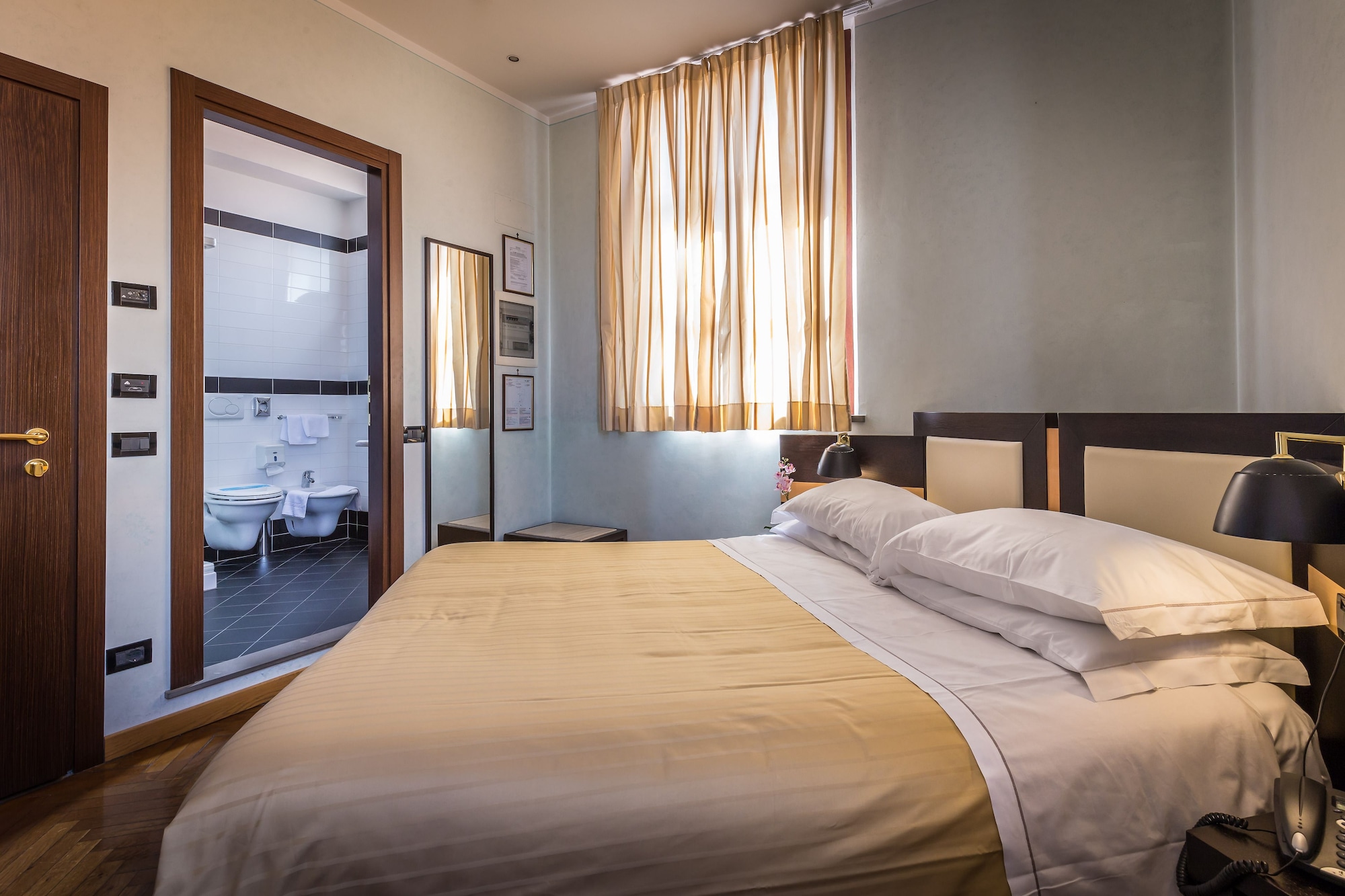 BASIC, DOUBLE BED, COURTYARD VIEW