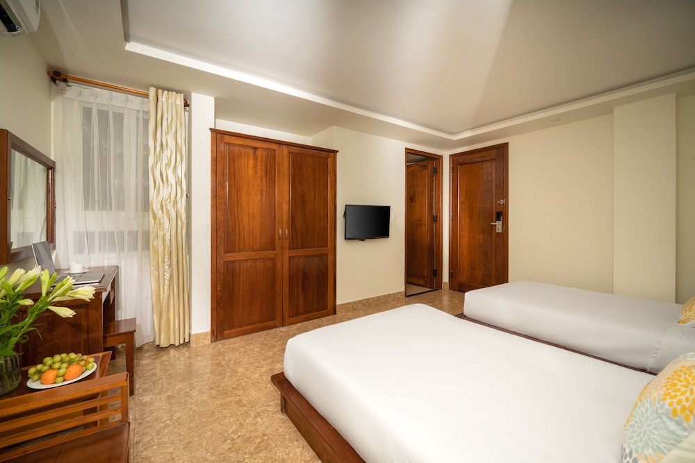 Titan Hotel 23/42