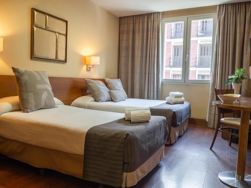 Sterling Hotel 6/34