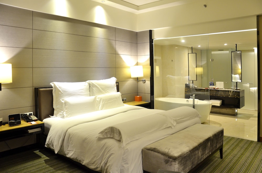DELUXE, SUITE, KING BED