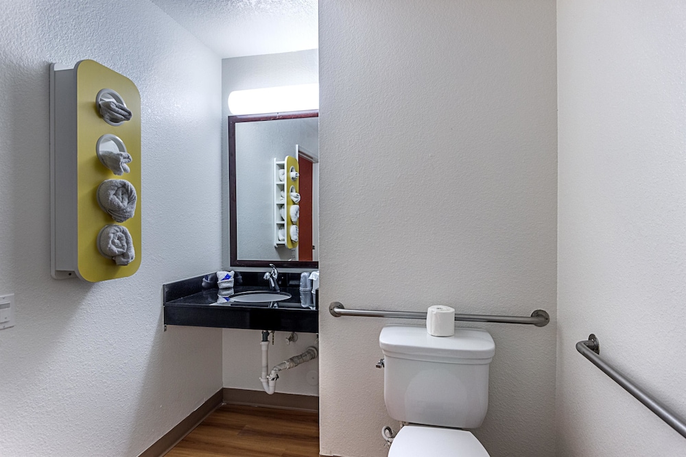 Motel6 Fresno, CA 24/51