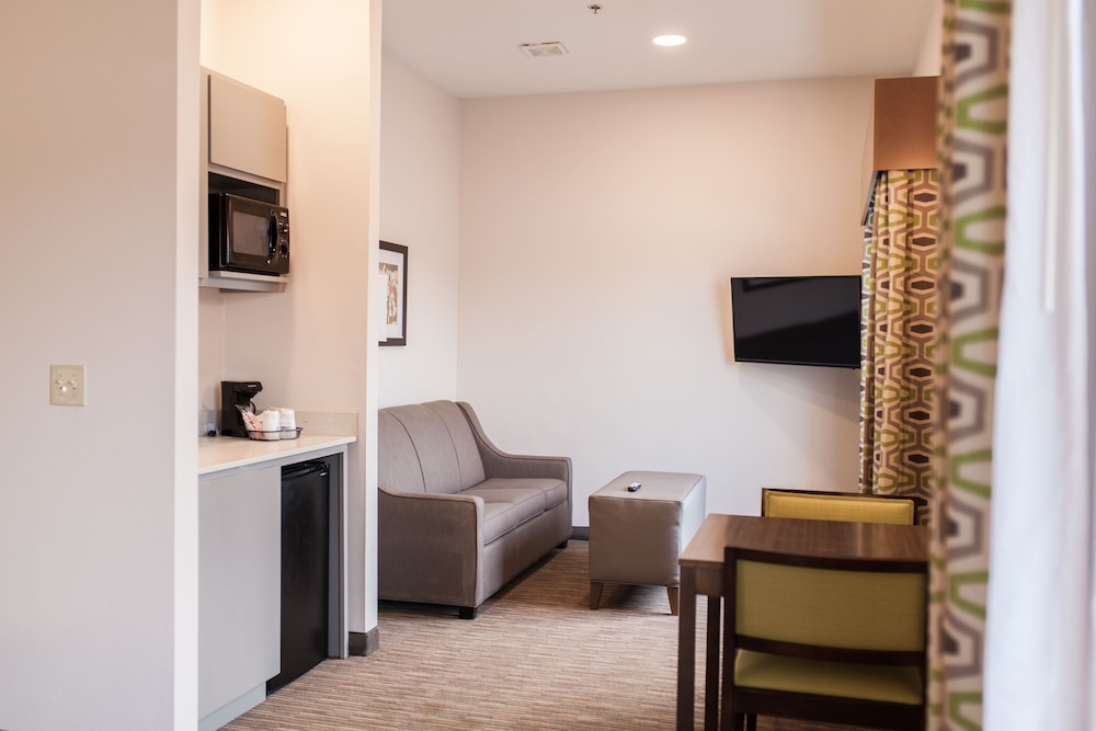 Holiday Inn Express Suites Sweetwater 32/44