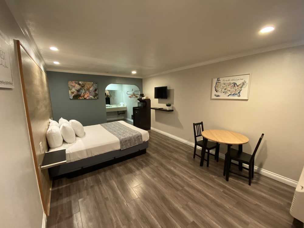 Anaheim Executive Inn Suites 24/66