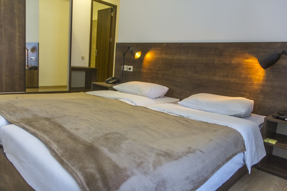 ROOM, TRIPLE, BALCONY