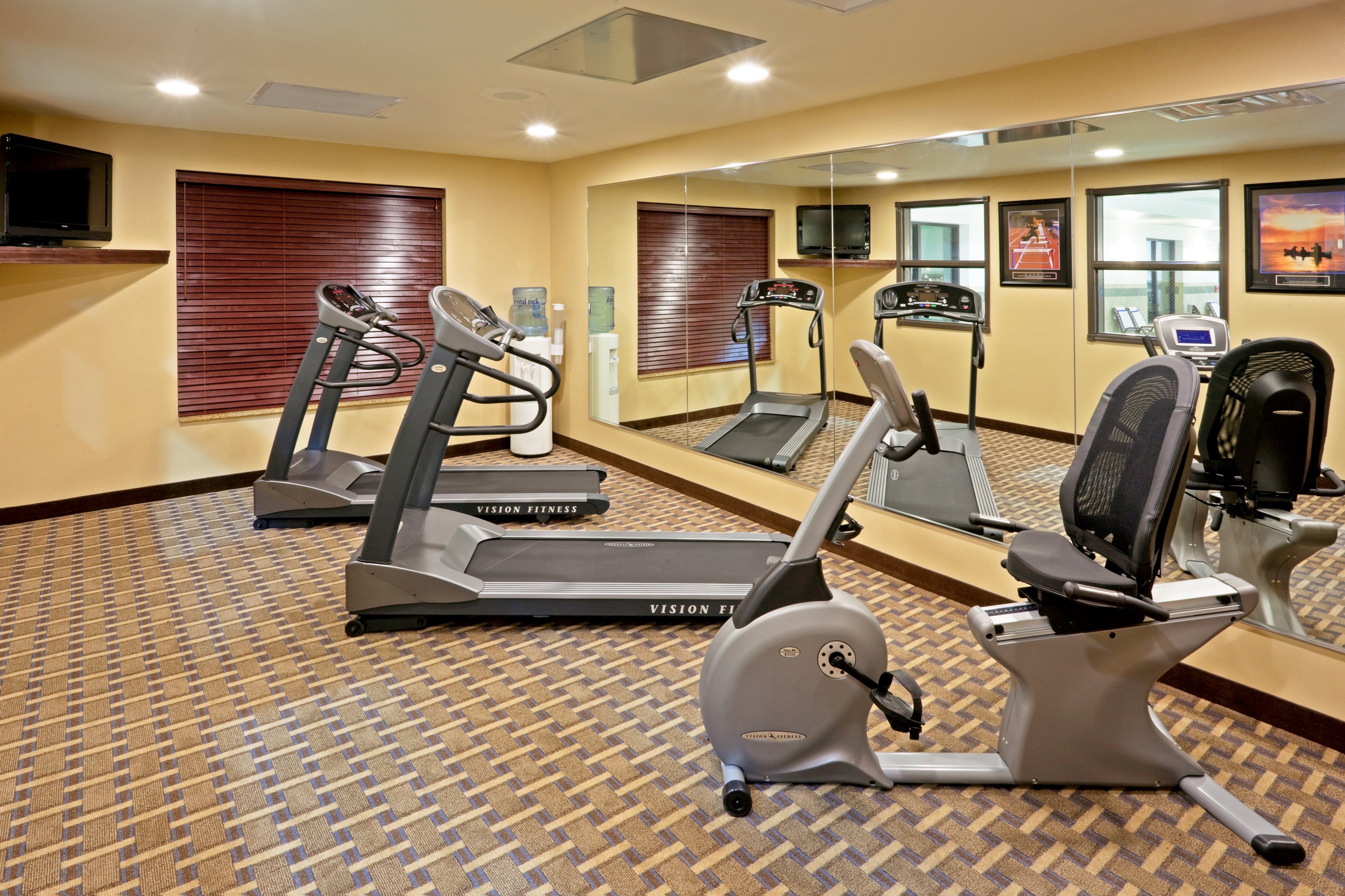 Holiday Inn Express & Suites Syracuse North - Airport Area 37/68