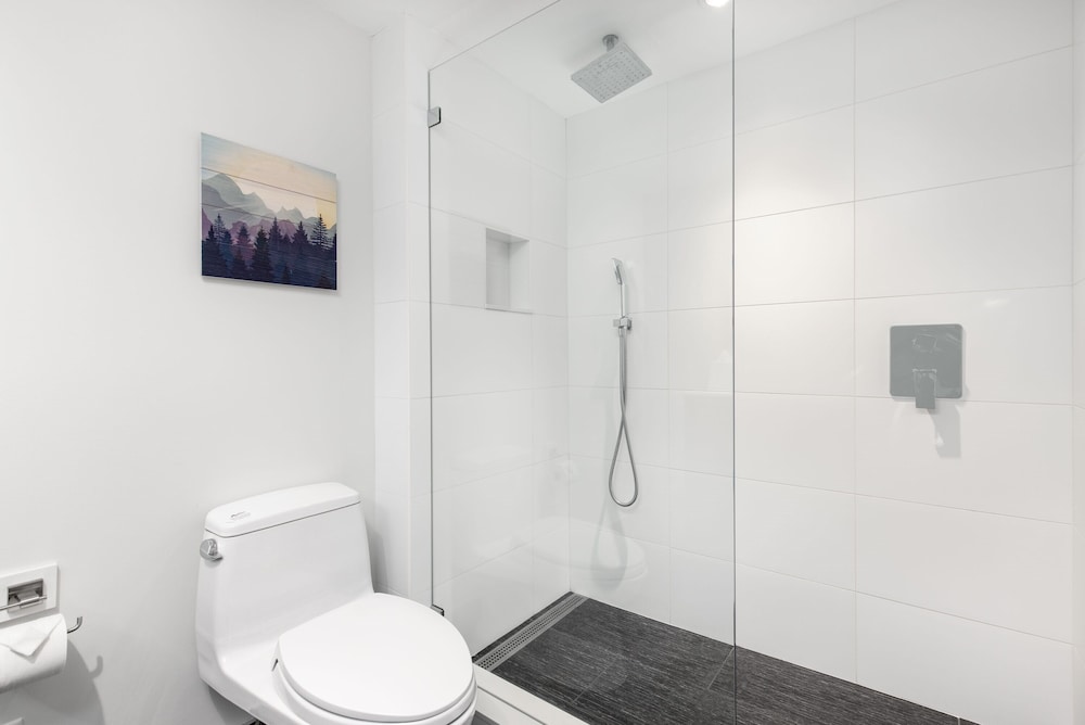 1 Bedroom, Suite, King Bed, Mountain View, Sofa, Balcony