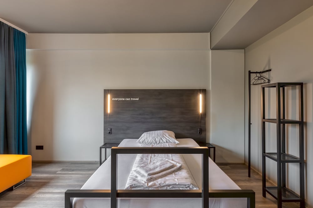 ROOM, SINGLE