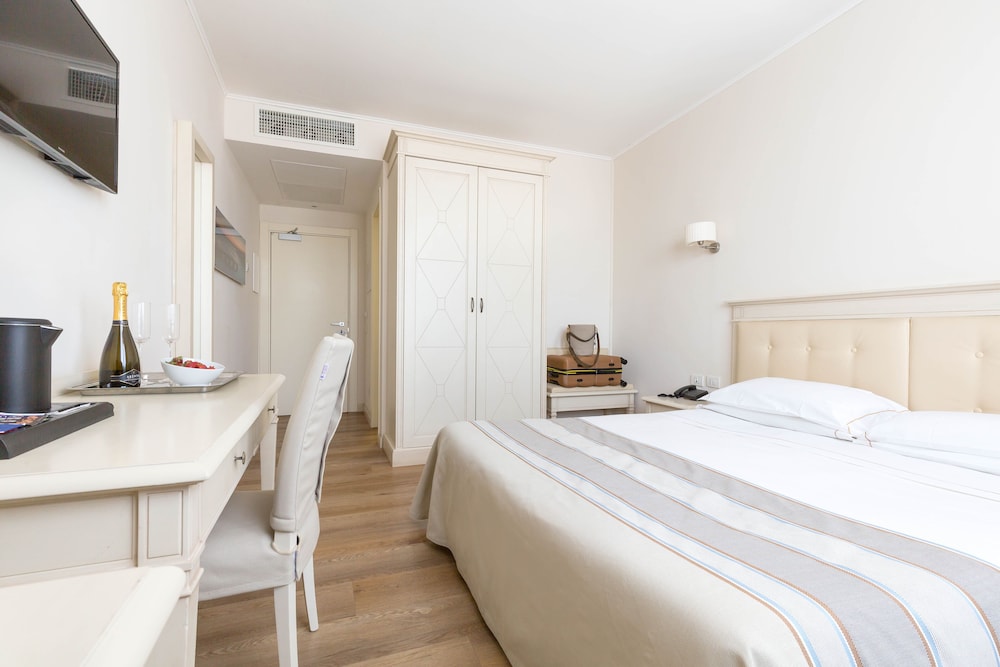 ROOM, DOUBLE OR TWIN BED
