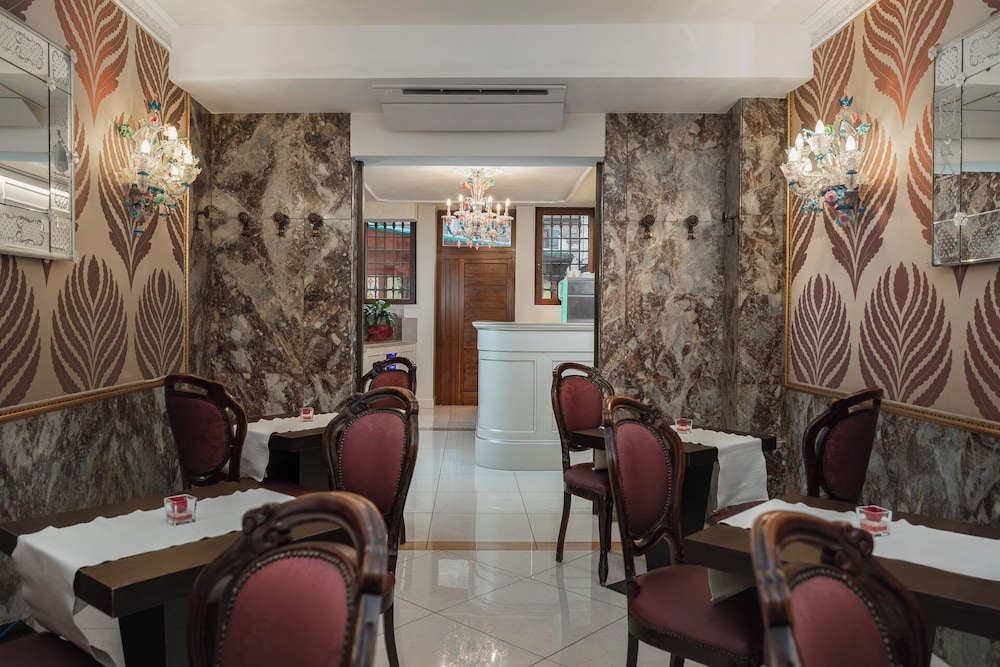 Hotel Montecarlo 37/50