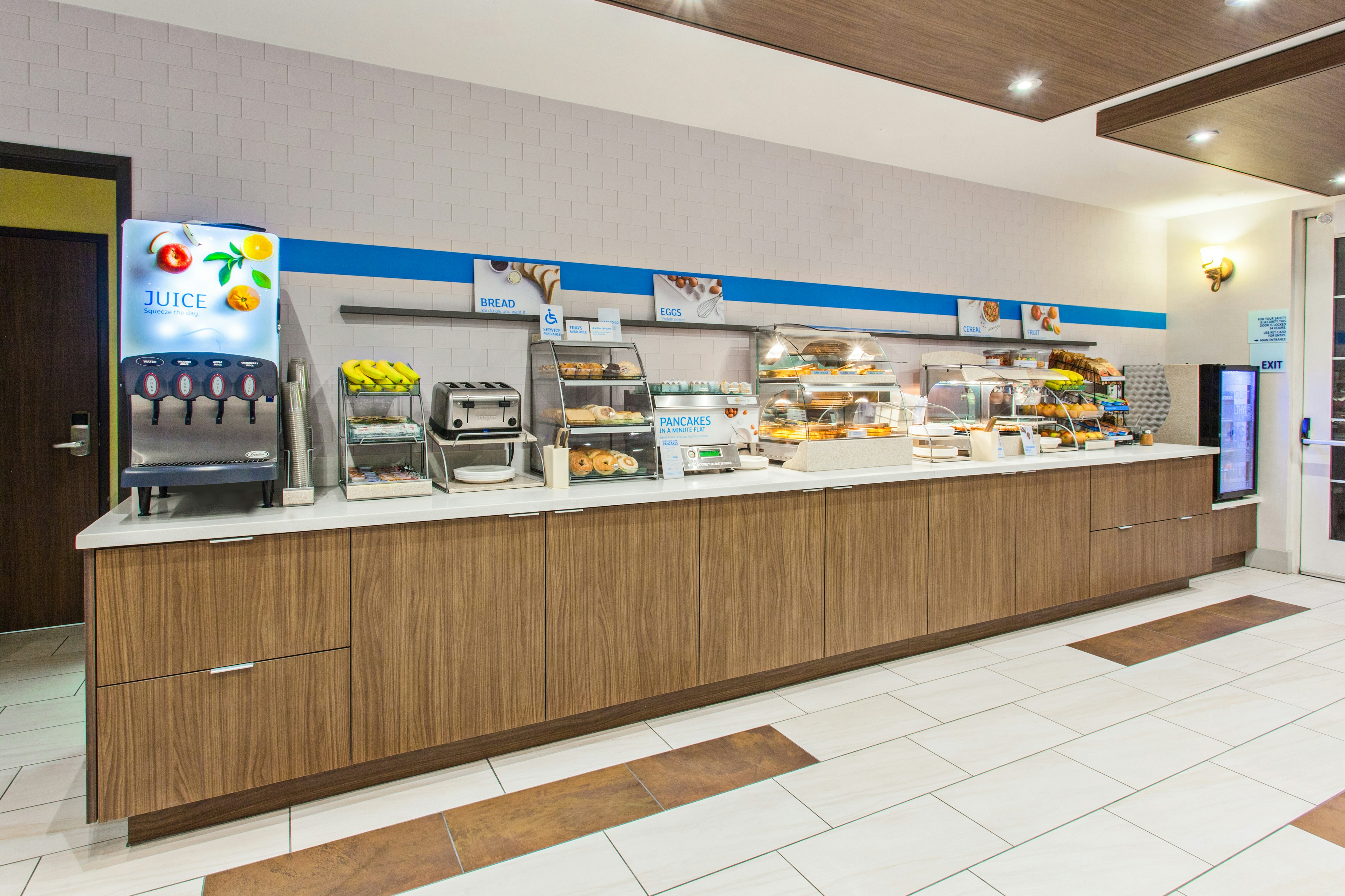 Holiday Inn Express Hotel Suites Oakland Airport 16/55
