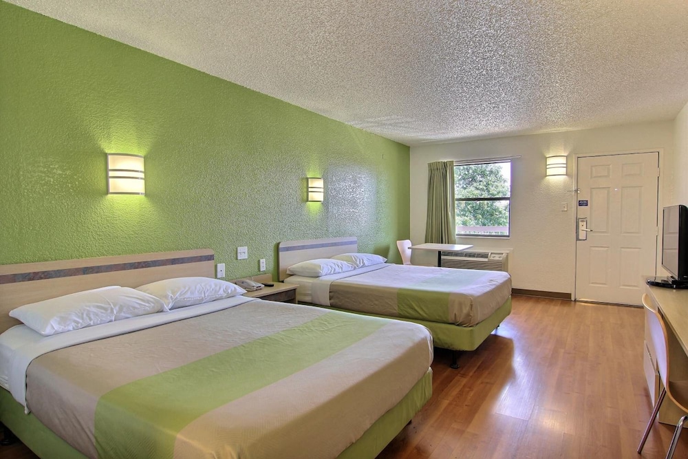 Motel6 Austin, TX - Central Downtown UT 30/53