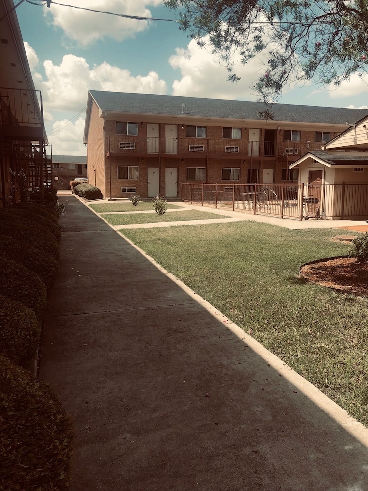 Hallmark Inn and Suites 3/22