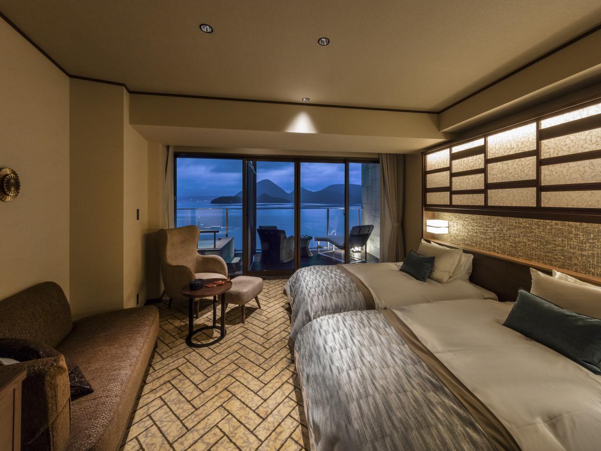 Universal, Twin Beds