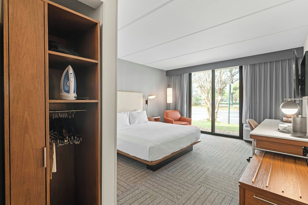 غرفة بسرير كينج مع أريكة لذوي الإعاقة، Courtyard By Marriott Columbus 4/10