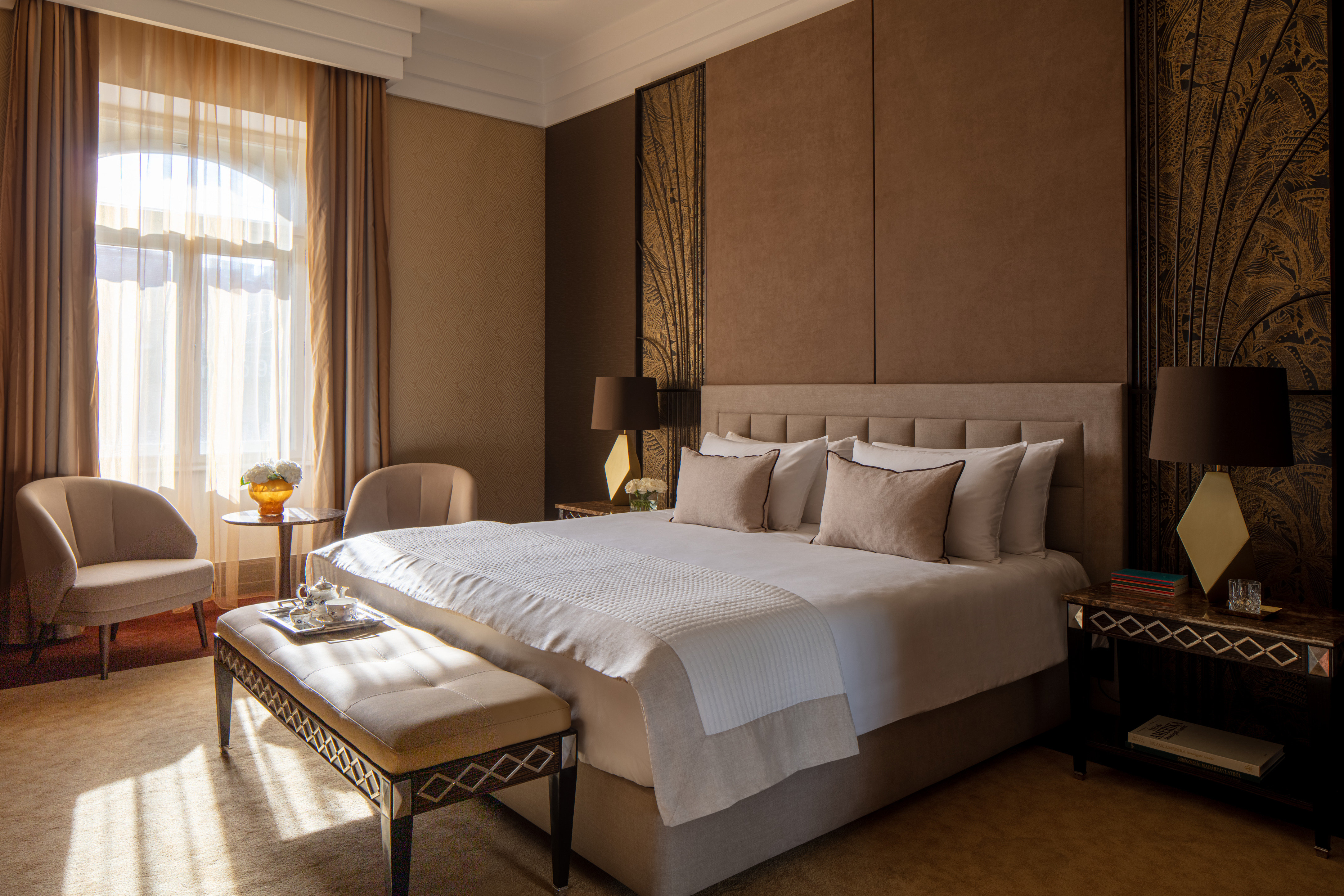 EXECUTIVE, SUITE