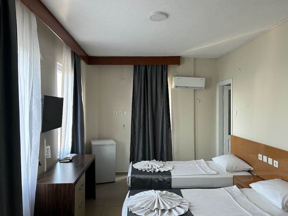 Rosella Hotel 12/62