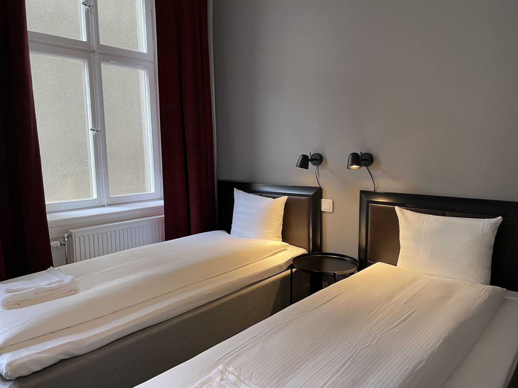 ROOM, TWIN BEDS
