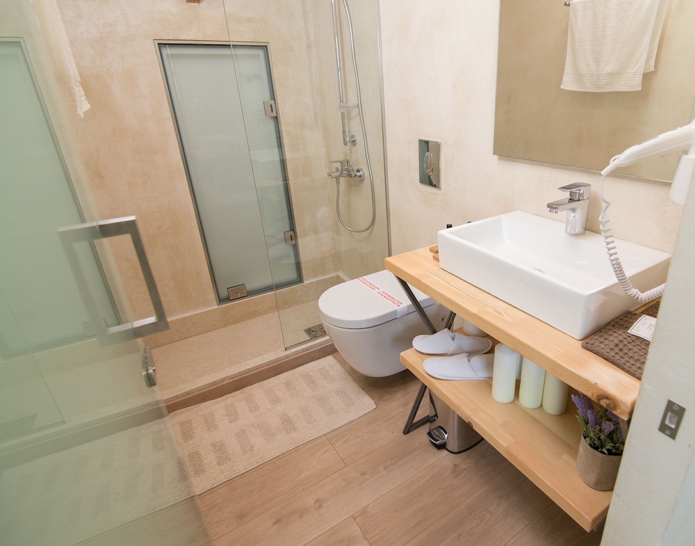 Panellinion Luxury Rooms 35/41