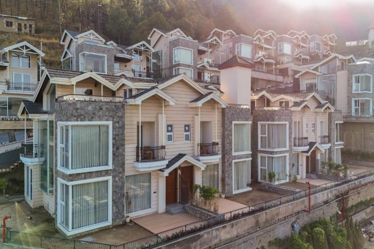 ELIVAAS Prive Royce Cottage Luxe Hilltop 4 BHK with Terrace & Scenic Views