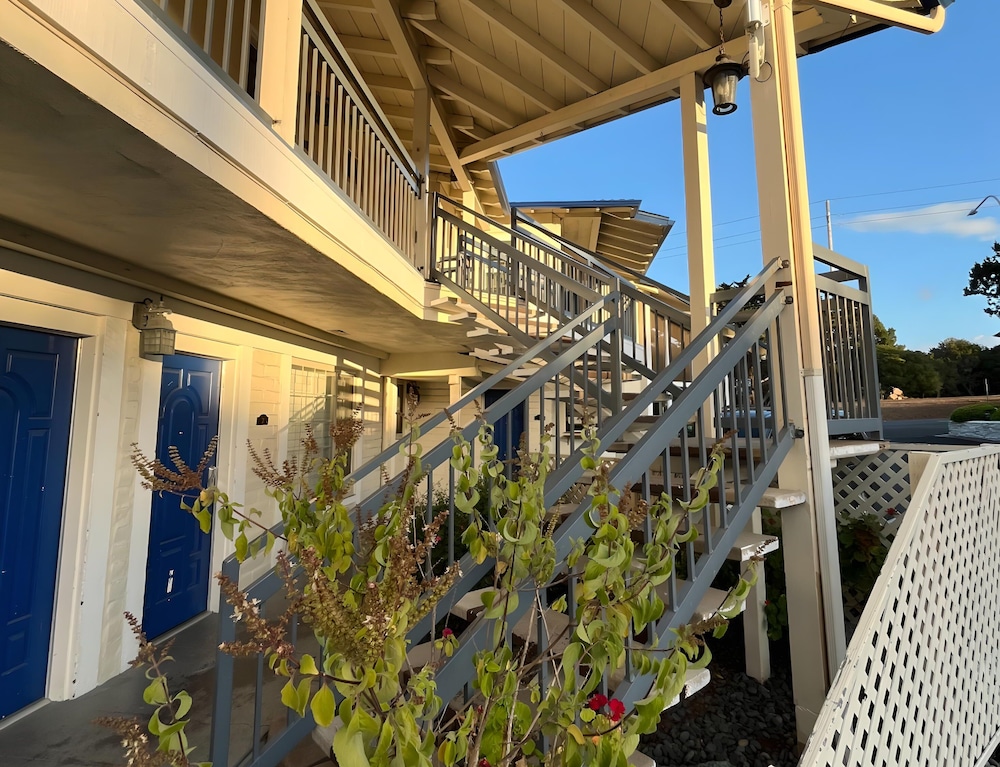 Inn By the Bay Monterey 46/56