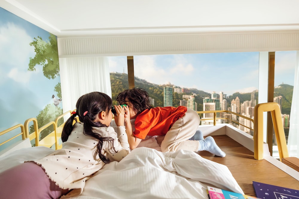 Island Shangri La Hong Kong 33/67