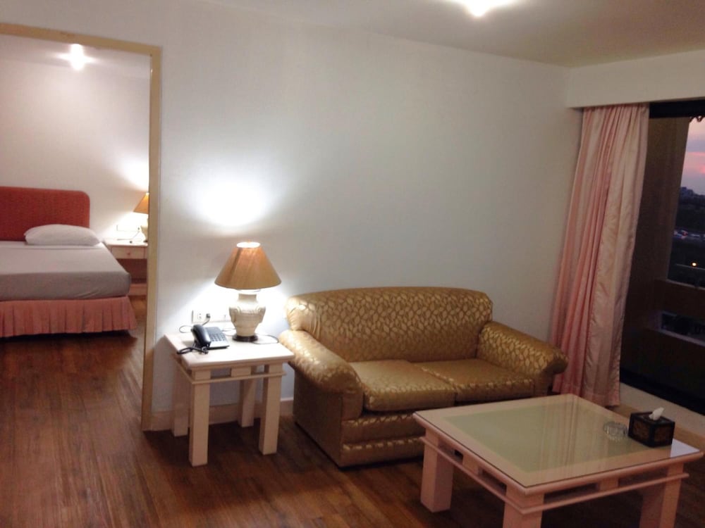 Lee Place Hotel 6/18
