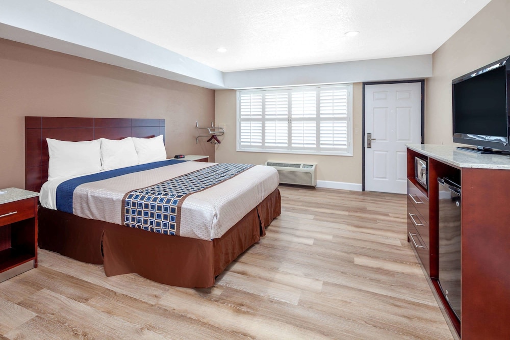 Travelodge By Wyndham Harbor City 9/29