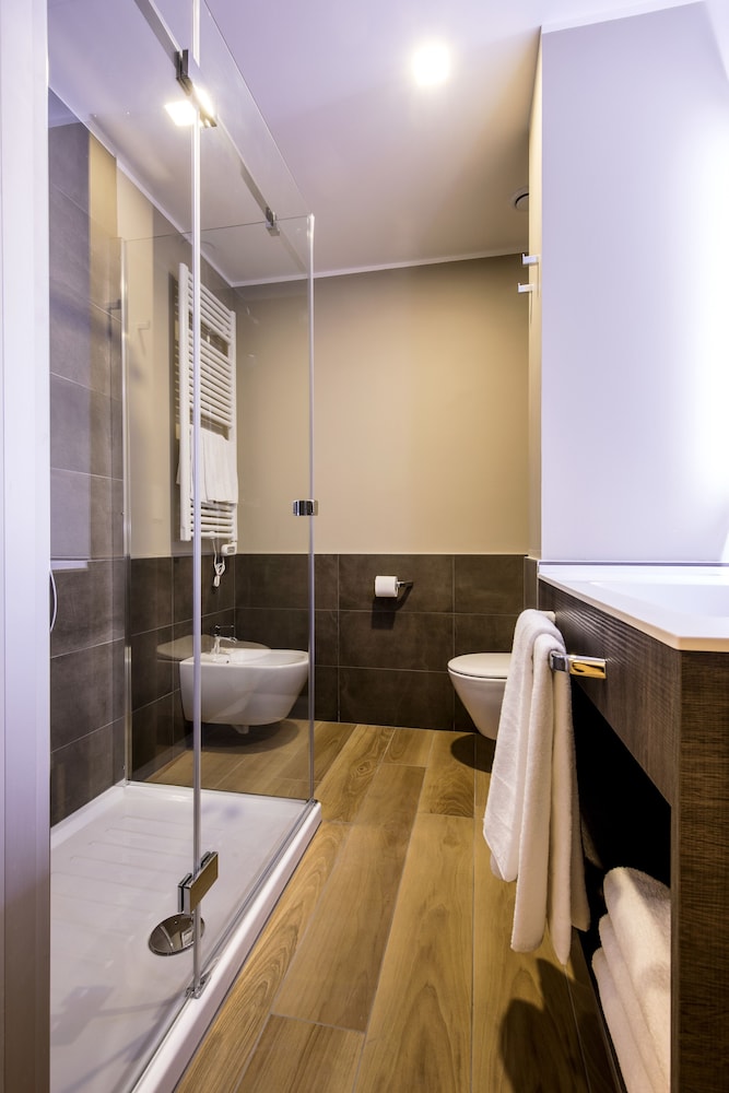 43 Station Hotel 60/61