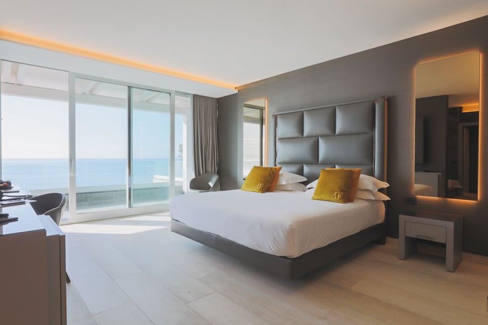 SUITE, SEA VIEW, JETTED TUB