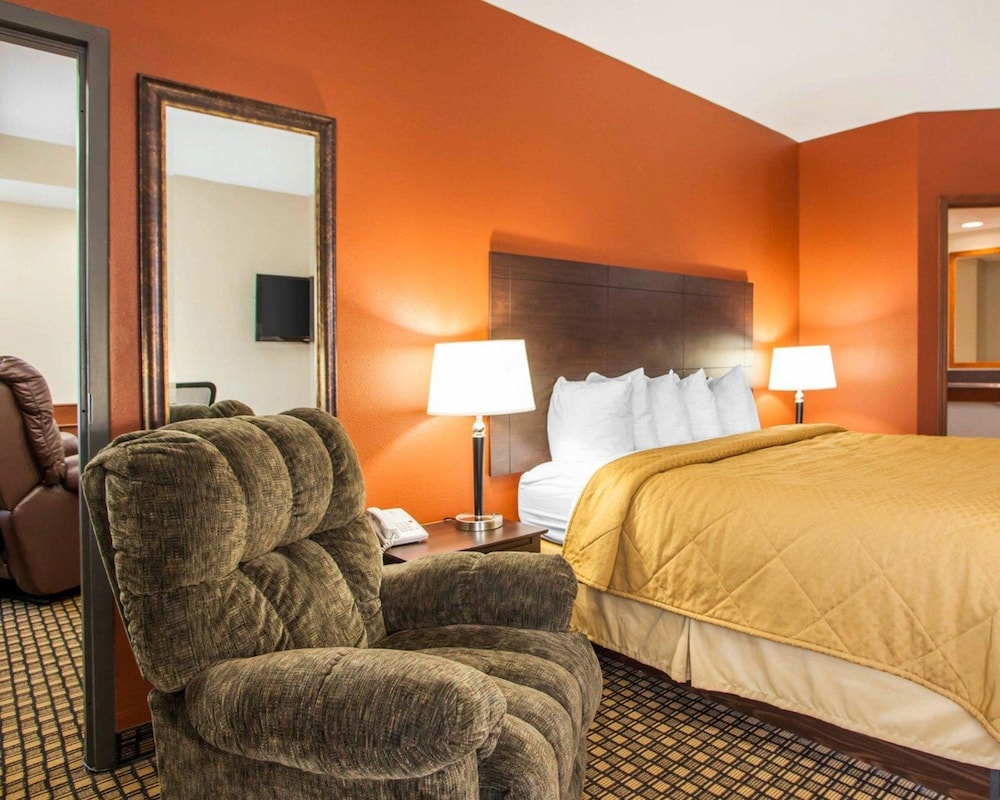 Quality Inn and Suites Ames Conference Center Near ISU Campus 9/48