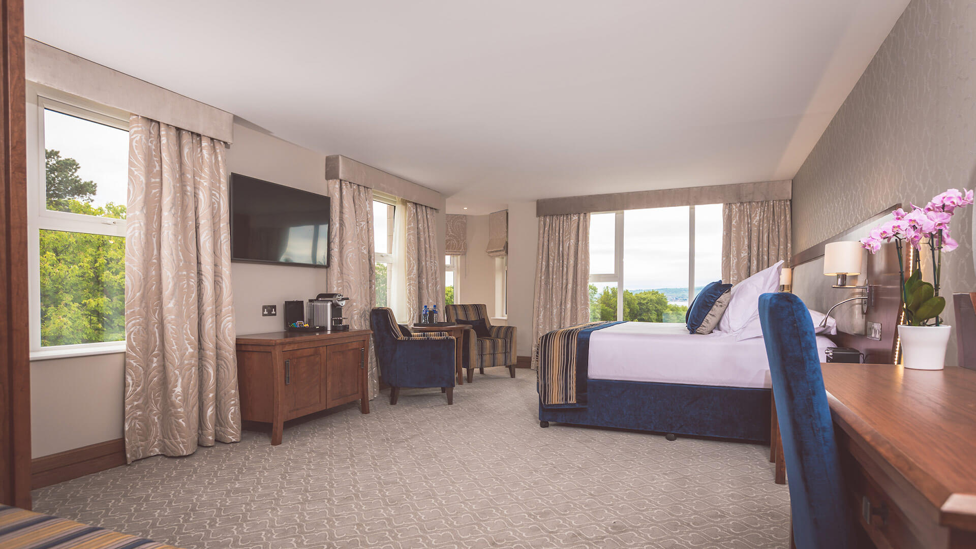 Deluxe, Loch View