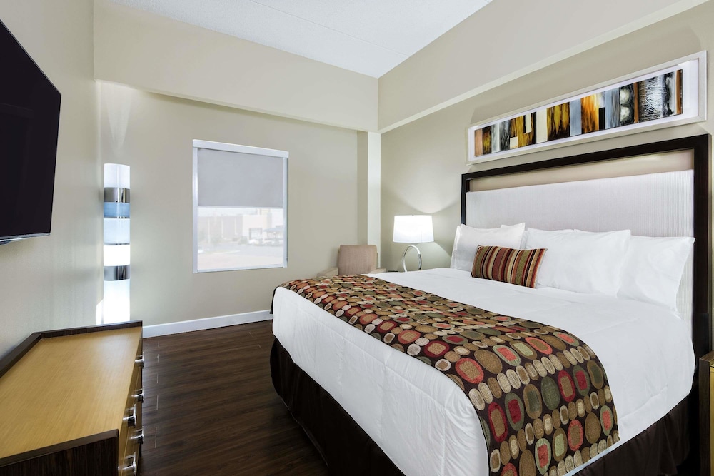 SUITE, KING BED