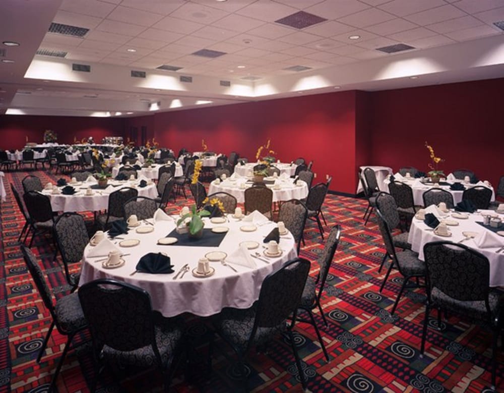 Holiday Inn Pewaukee-Milwaukee West 25/31