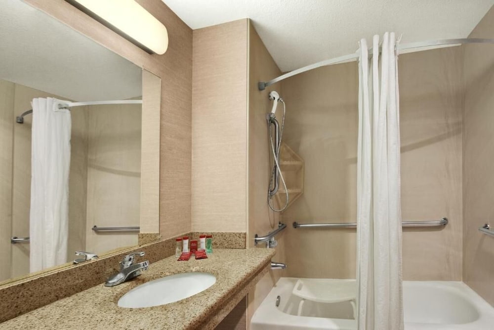 Ramada by Wyndham Tukwila Southcenter 8/30