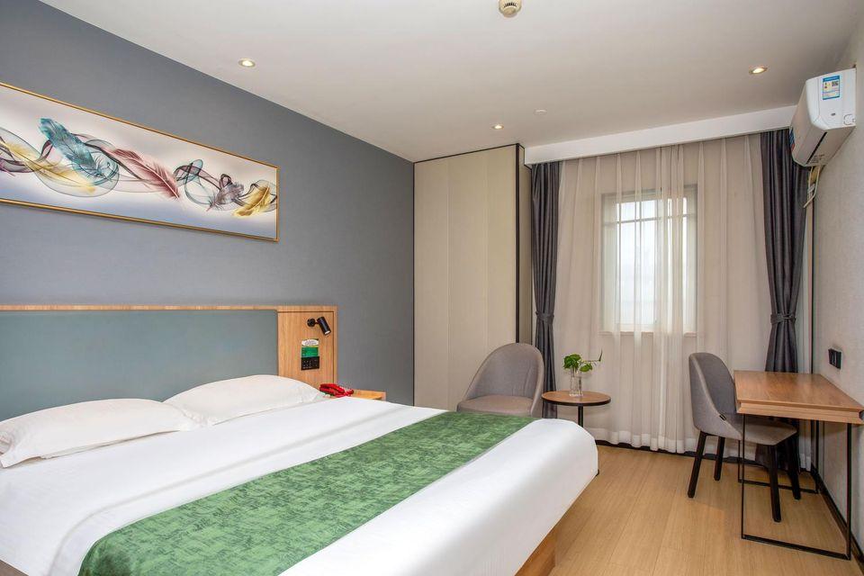 ROOM, DOUBLE BED