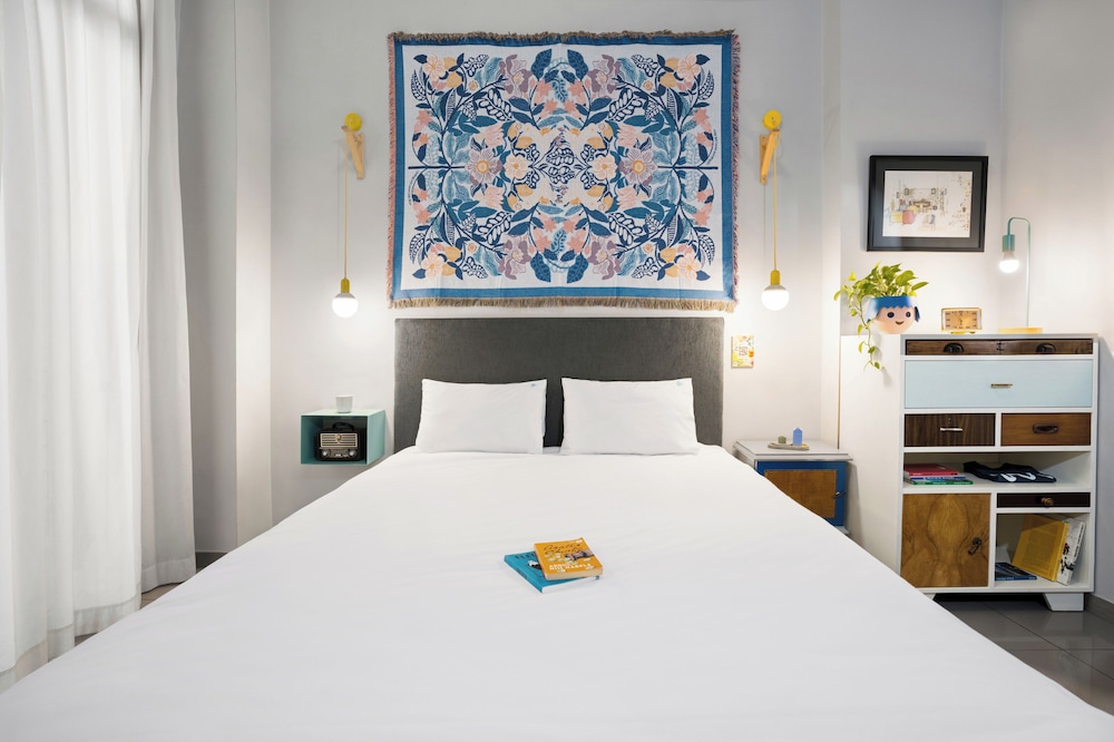 ROOM, DOUBLE BED