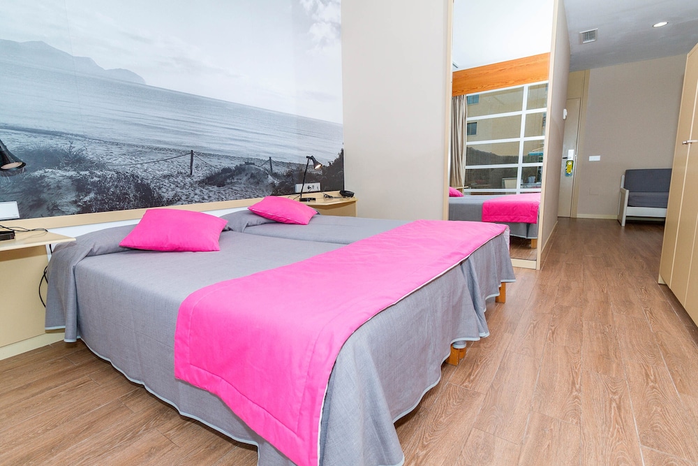 SUITE, TERRACE, GROUND FLOOR