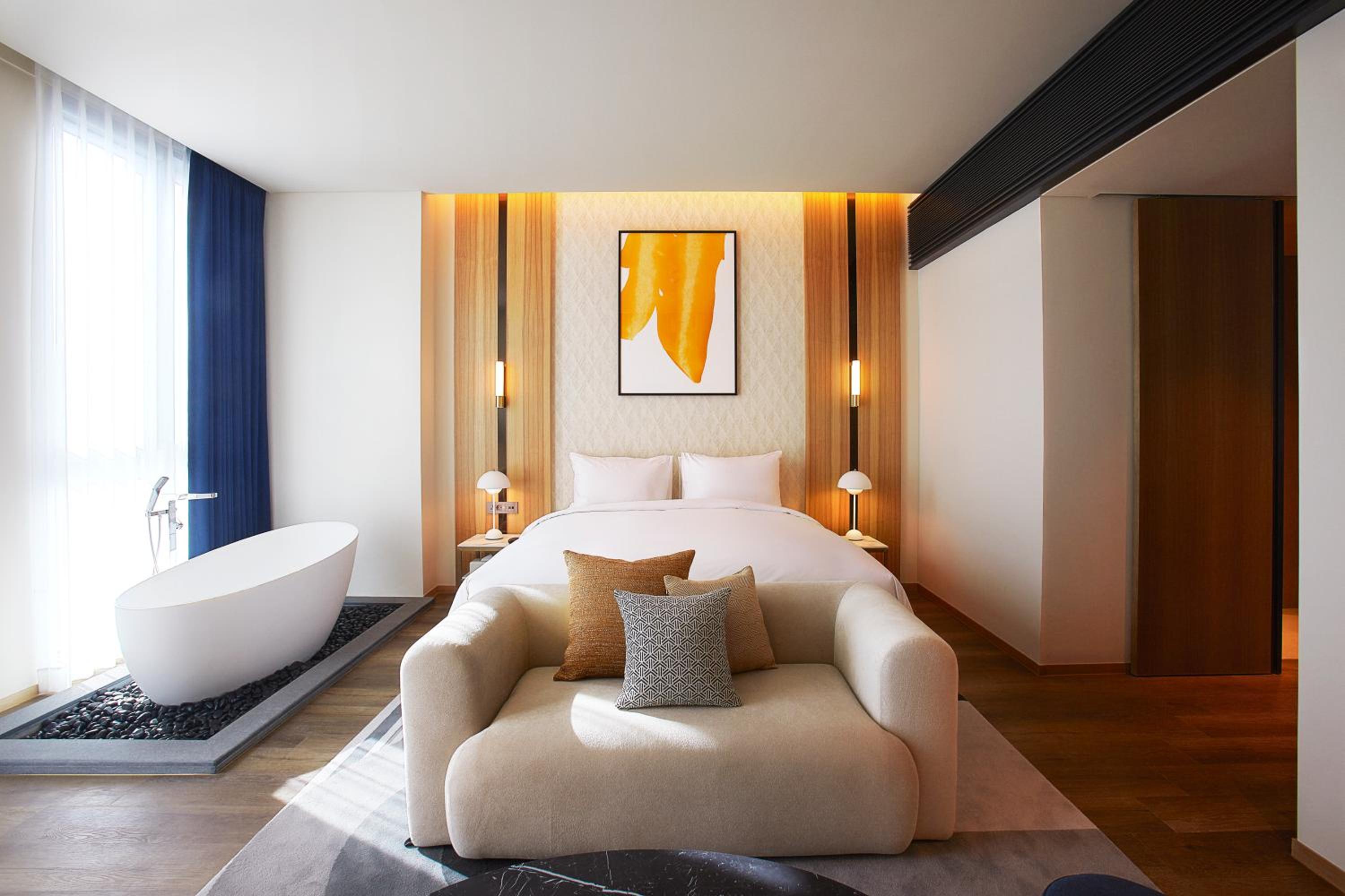 جناح فاخر بسرير كينج بإطلالة بحوض استحمام، voco Seoul Gangnam, an IHG Hotel 4/9