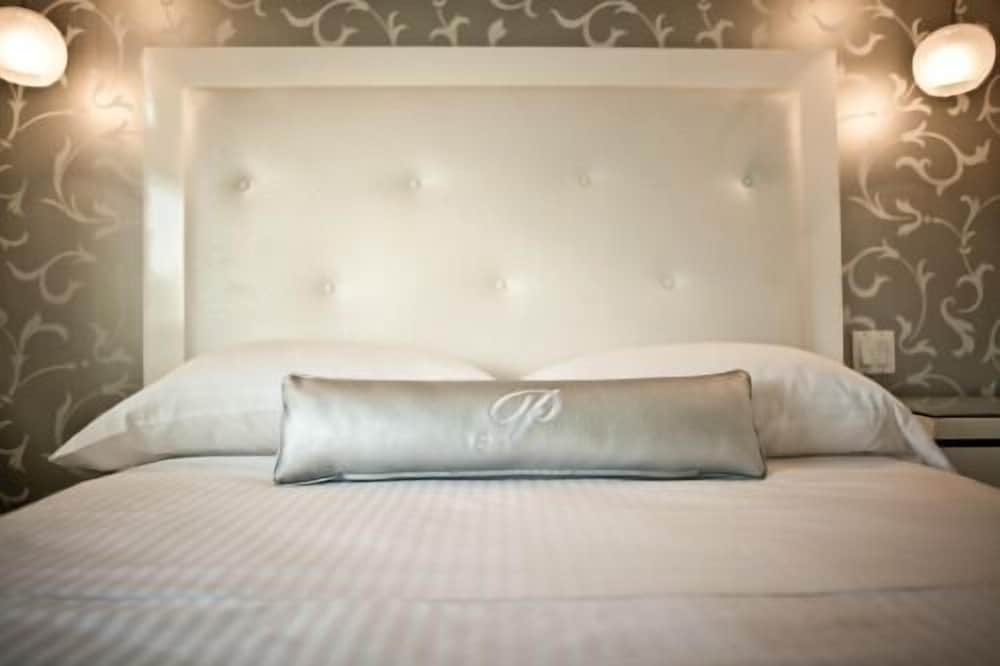 ROOM, QUEEN BED