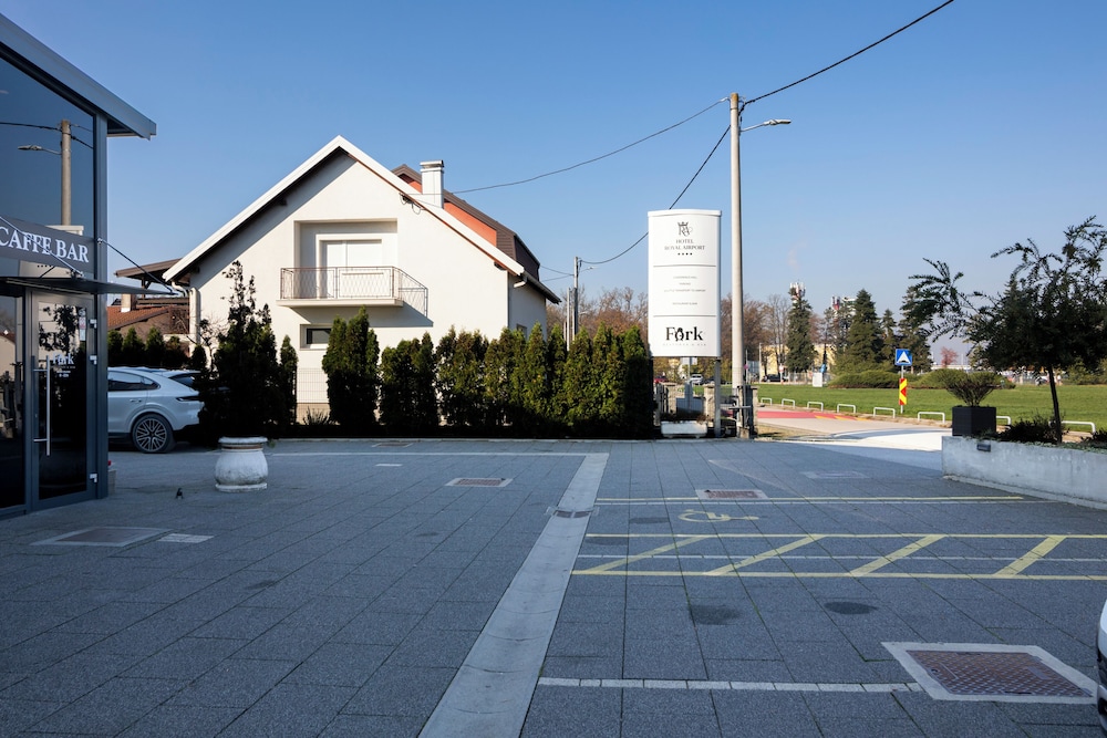 Royal Airport Hotel 64/69