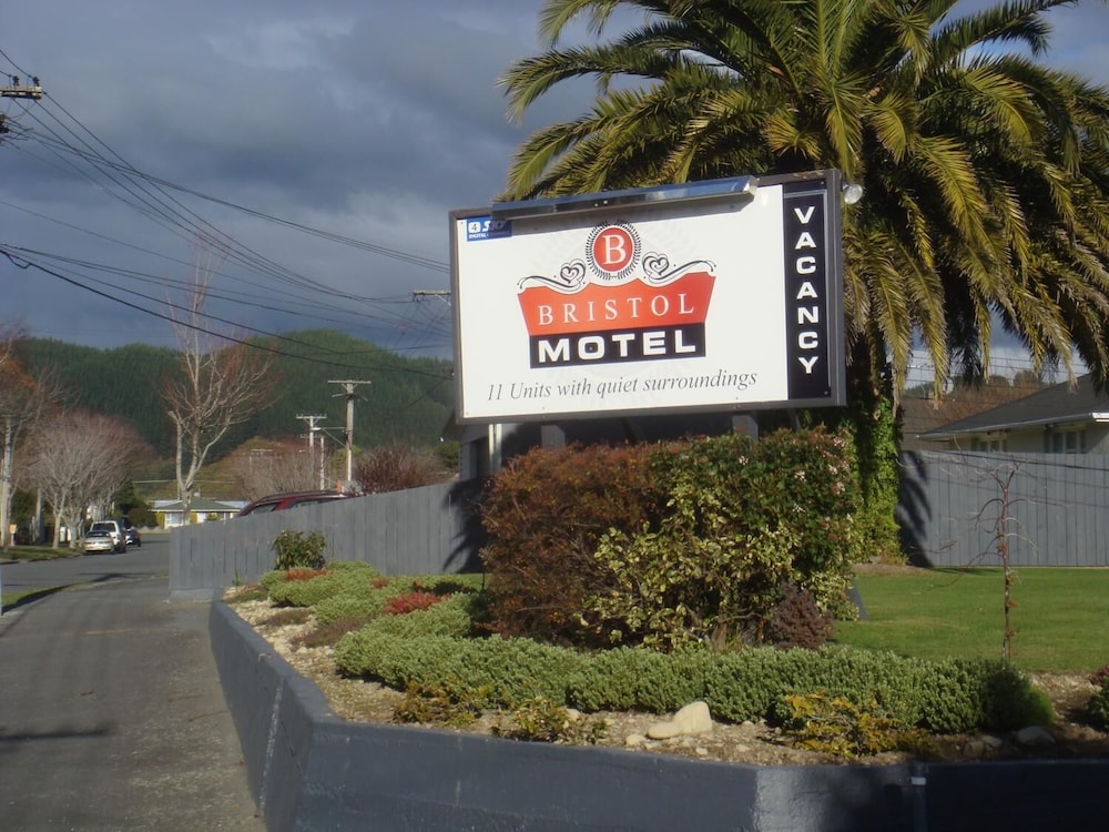 Bristol Motel 38/43