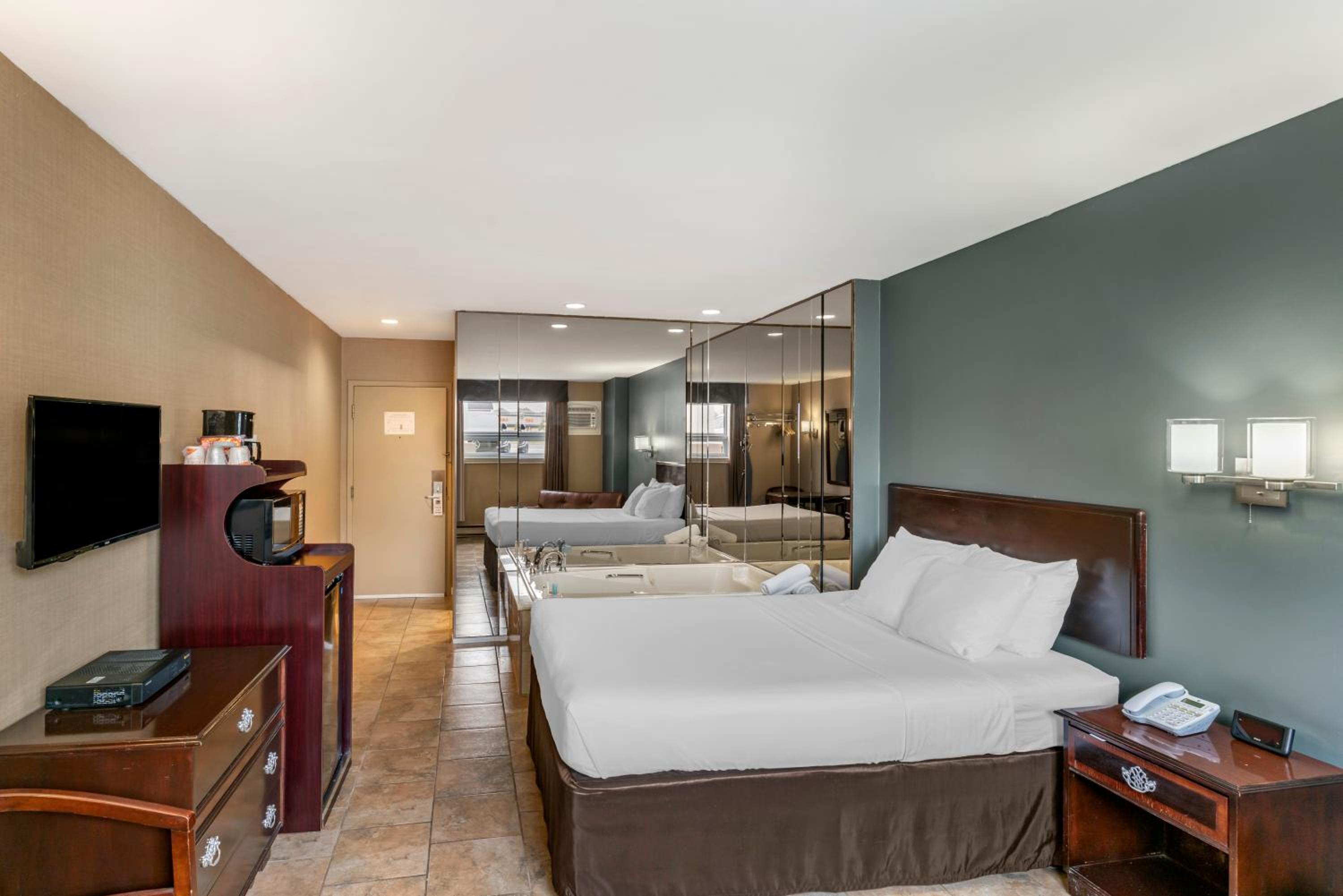 Room, Queen Bed, Jetted Tub
