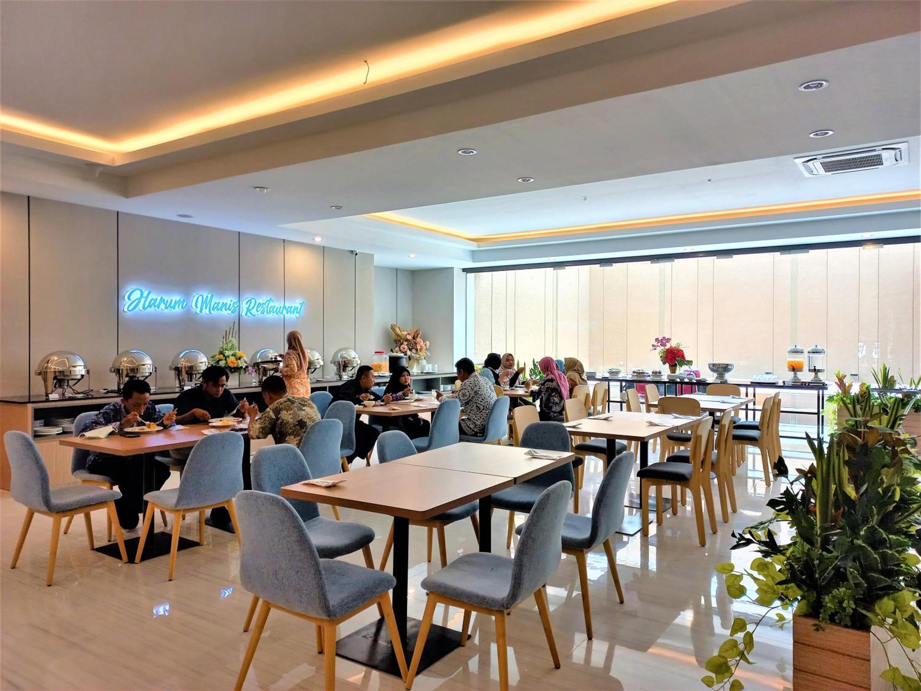 Front One King Hotel Tuban 53/68